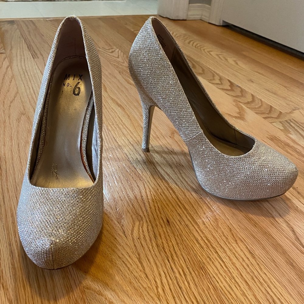 Mix no.6 high heels in sparkling gold.